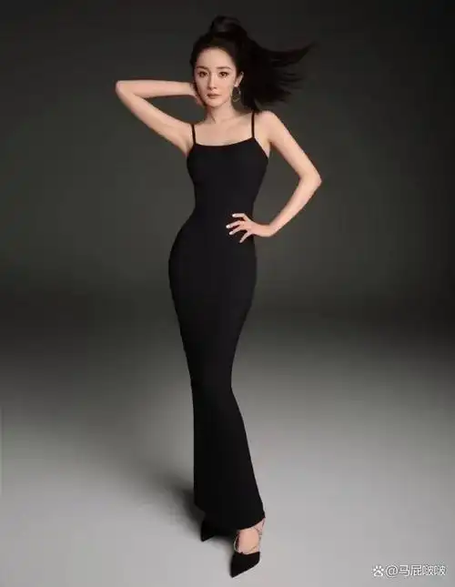 杨幂的身材比例非常完美,身高166cm,个子高挑,身形匀称,胸部丰满,腰部
