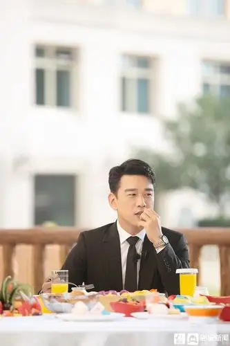 王耀庆综艺真人秀双播 "大葱头"造型承包笑点