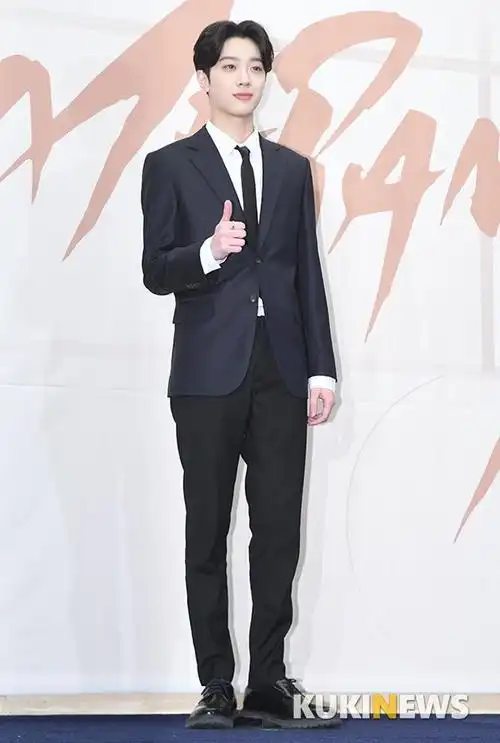 赖冠霖#全身照以示优雅及优越