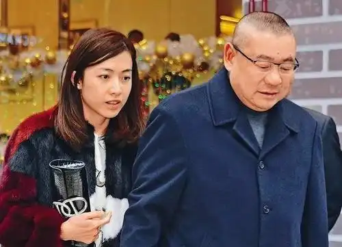 66岁刘銮雄花3亿换肾,37岁妻子为他生三胎,直接送了24套房子