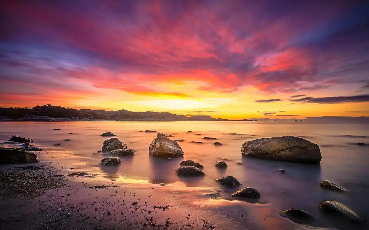 夕阳下唯美湖边风景桌面壁纸