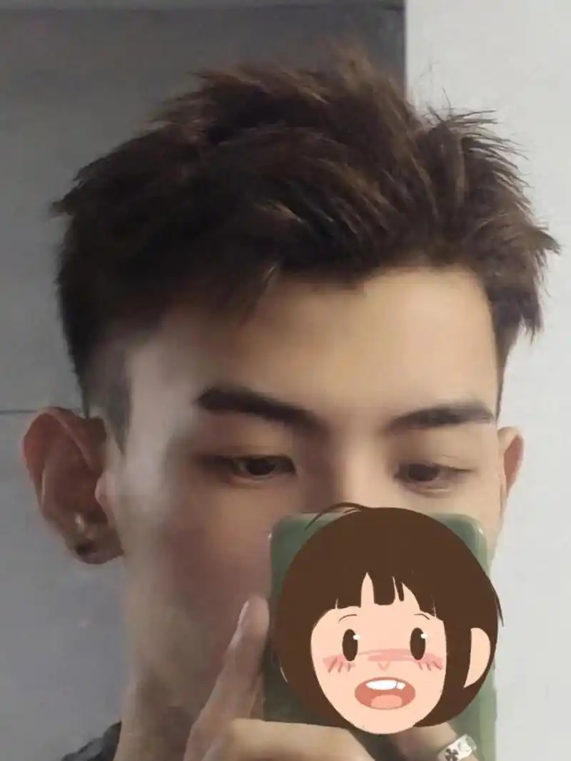 随处可见 没有一点新奇 那就赶紧来尝试一下这款痞帅风的二八分发型吧