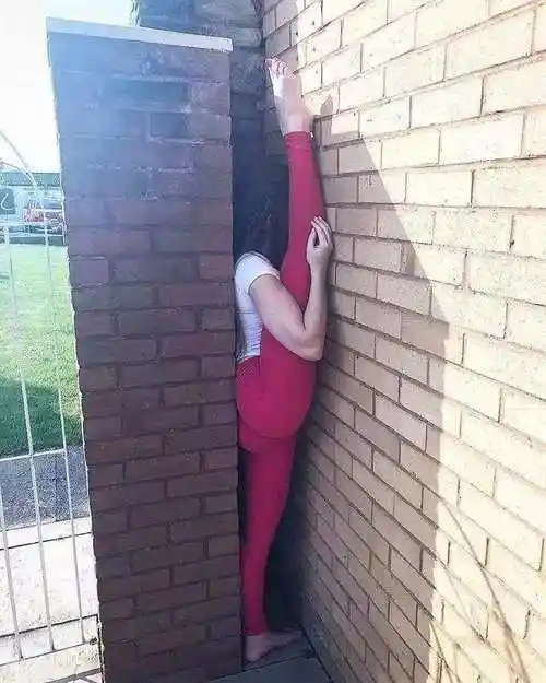 超强一字马 绝美臀腿线条圈粉无数,网友:这才是最高级的性感!