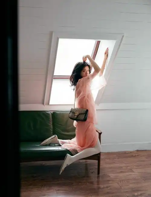 近日,演员春夏释出全新时尚写真.