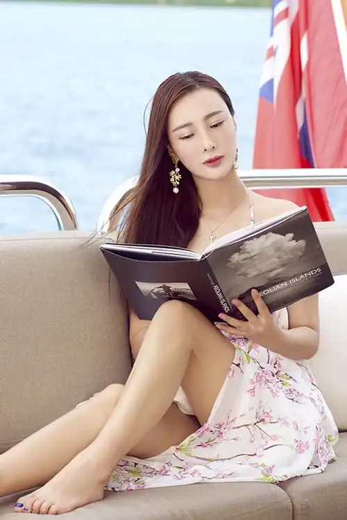 演员王李丹妮近日曝光一组假日写真美照,一身碎花露背长裙.