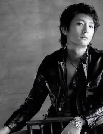 郭京飞年轻时颜值不输小鲜肉浓眉大眼皮肤光滑神似杨洋