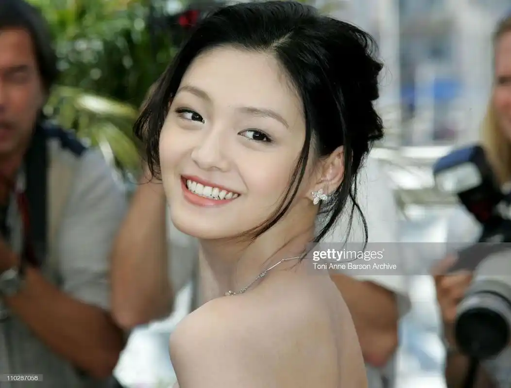 大s一直自称"美女",看完她年轻时候的照片,我才信了!