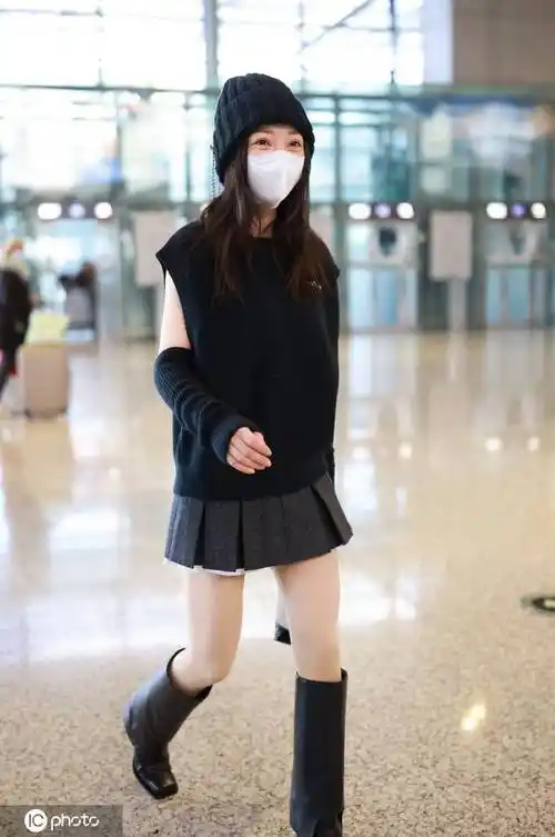 柳岩上海机场出发身着灰色短裙美丽冻人