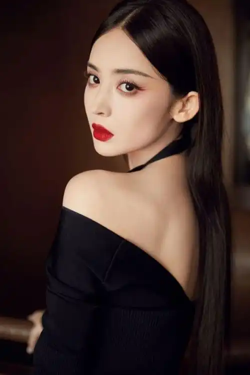 古力娜扎黑色紧身衣性感迷人,乌黑的头发,鲜红的嘴唇妩媚动人