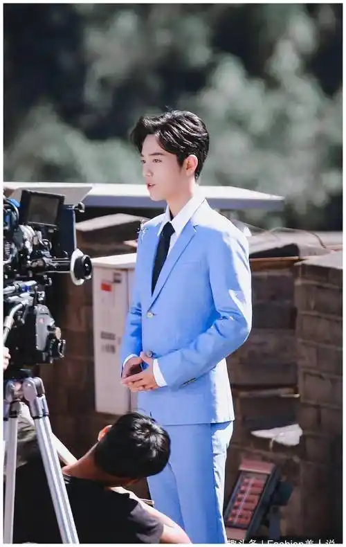 肖战mv造型上线,一身蓝色西服套装,干净清爽帅气满分!_西装_颜色_气质