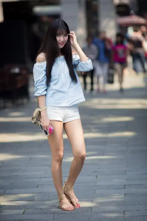 大连美女街拍,身材高挑气质温婉,满屏大长腿