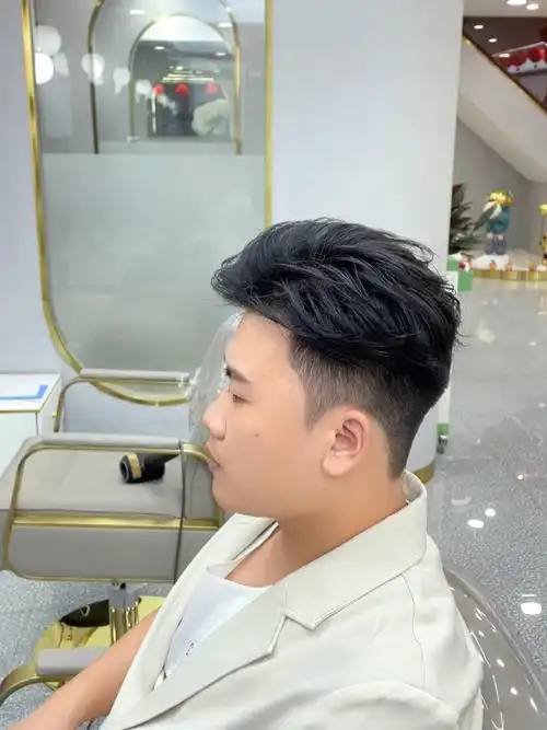 男生留侧背头有多帅