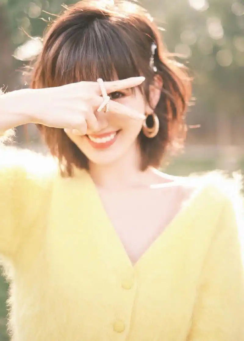 毛晓彤黄色毛衣甜美写真图片