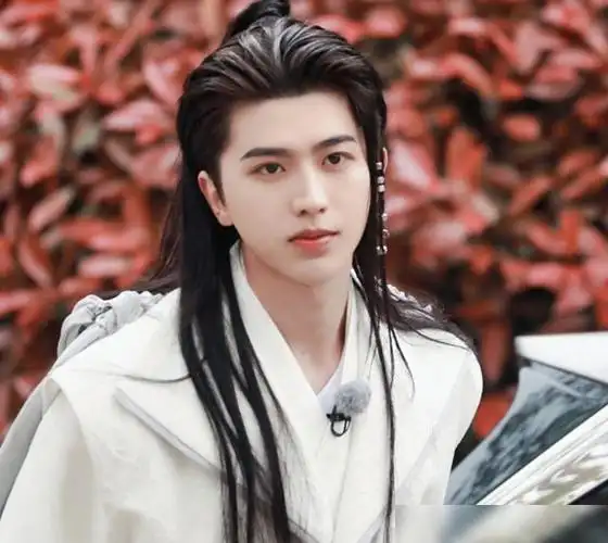 蔡徐坤古装帅得出乎意料因此蔡徐坤的头发本来就比较多,而且这也不是