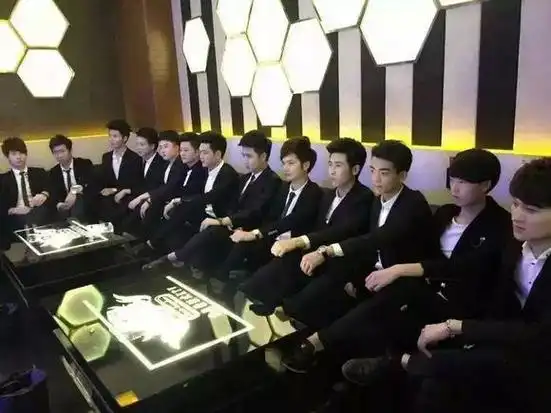 工体西路夜店的18岁男模男模怎么啦不就是陪女客人喝点酒吗