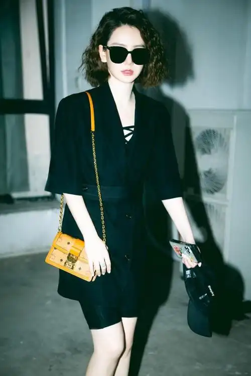 戚薇越来越像李承铉,黑色外套配绑带内搭,羊毛卷发型挺时髦