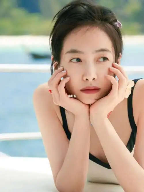 宋茜海岛度假随拍穿泳衣秀白皙美背