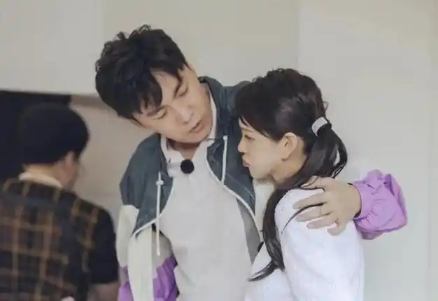 事实证明,娶了大自己十岁伊能静的秦昊,早已走上了另一条道路!