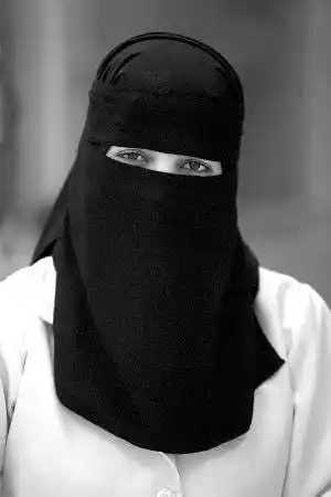 沙特女孩蒙面穿长袍选美