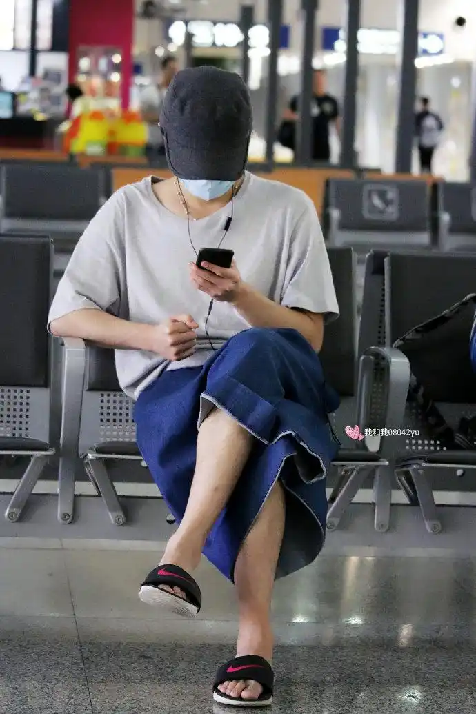 新闻有粉丝在微博上分享了一组华晨宇可爱jiojio大赏,可爱的人连脚都