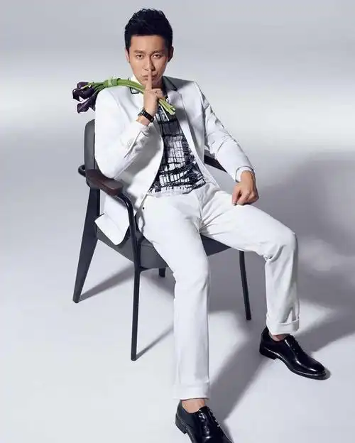 李晨图片郭碧婷甜蜜撕名牌幸福婚纱写真图片面部现唇印46