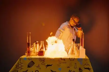 化学爆炸教授在实验室中,进行化学实验与爆炸照片