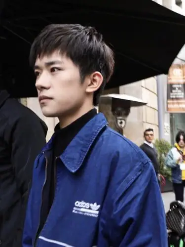 易烊千玺新发型帅气又干练和张杰一起彩排好期待