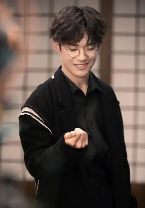 易烊千玺的金丝眼镜