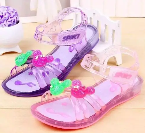 icon,普通的鞋子当然是配不上你们时尚零的,只有水晶一般透亮的凉鞋