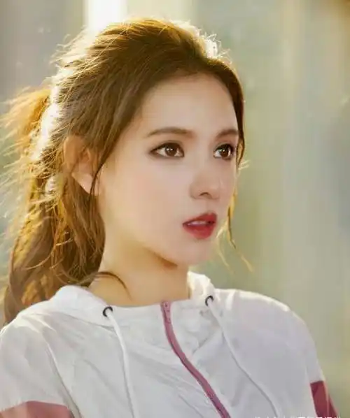 张予曦自称是家中最丑,看到她晒出全家福,妈妈岁月不败美人_爸爸_红色