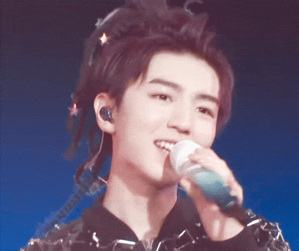 王俊凯九宫格动图来袭 可盐可甜的王总