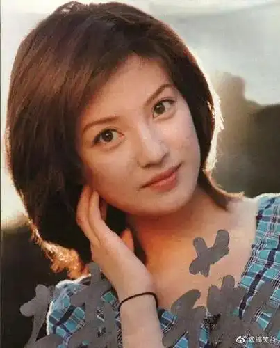 赵薇早期珍贵照片值得收藏原来年轻时就如此时髦