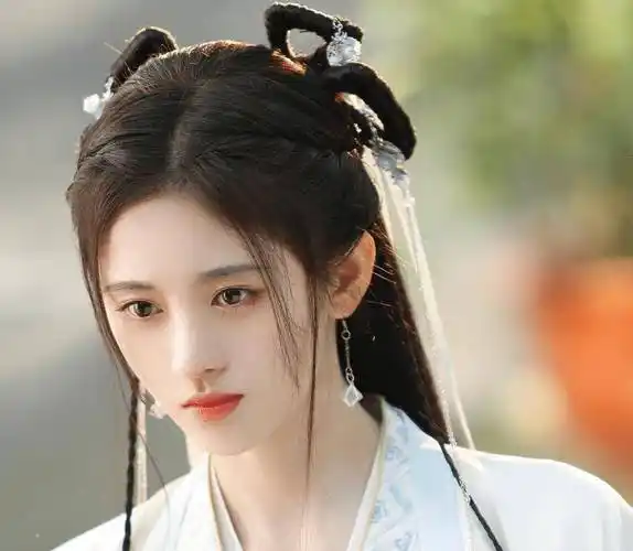 鞠婧祎6年前"小龙女"定妆照曝光,看清五官,是否整容一目了然_因为