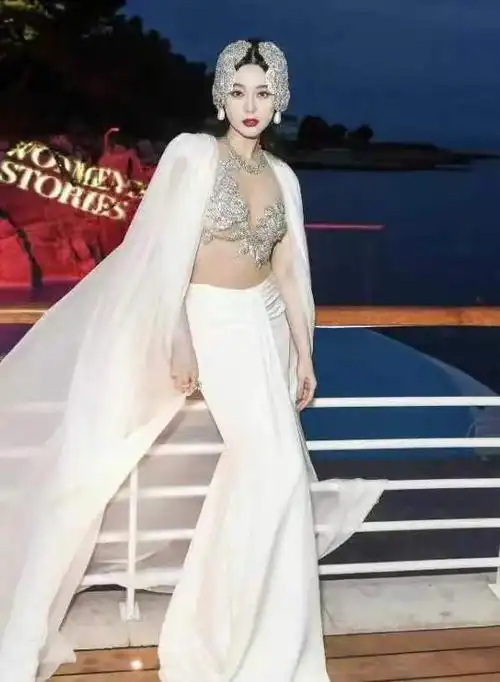 范冰冰每次走红毯都十分花心思,在造型上追求别致,极具个人特色.