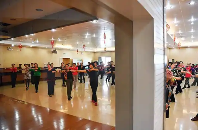 优秀体育指导员到社区教授广场舞|组图