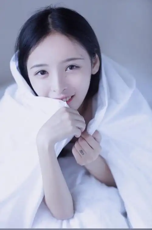 小清新瓜子脸红唇美女优雅唯美写真