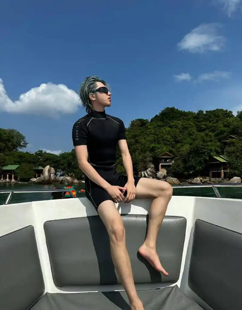 蔡徐坤:六块腹肌的性感演绎 蔡徐坤复出开演唱会,现场几千人高喊