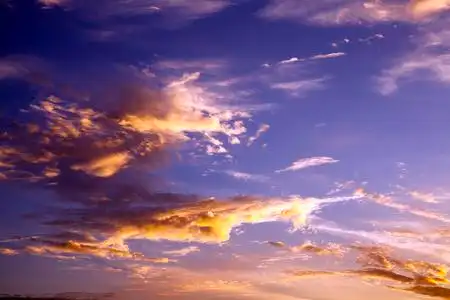 在日落的黄昏的天空图片