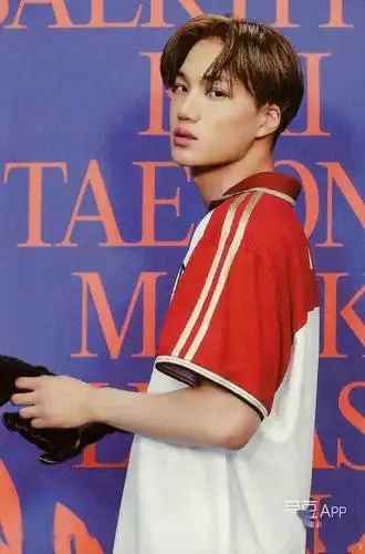 散发着美国高中生电视剧气息的钟仁硬照!完全就是美剧男主人公的感觉!