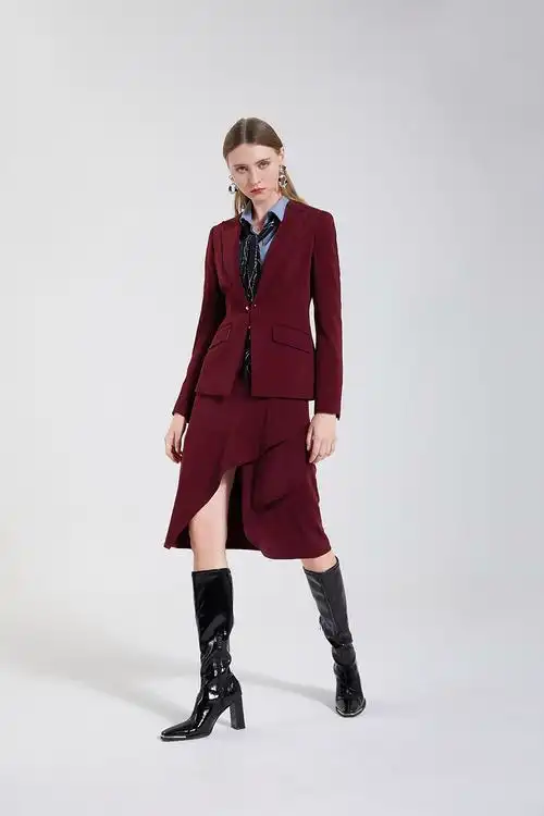 魅力绯红色西裙套装