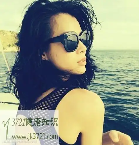 胡杏儿晒比基尼露乳沟性感照片