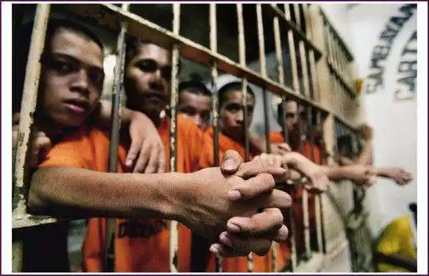 在监狱里坐牢是什么样子的