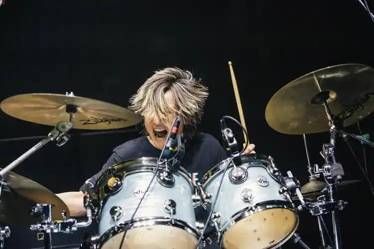 摇滚传奇叶世荣签约启泰文化拥抱新媒体时代的海阔天空