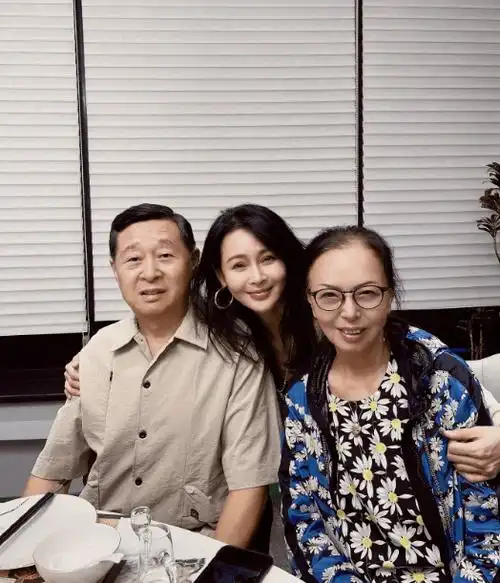 于明加为女儿庆生,15岁萌姐身高近一米八又高又美,二女儿更漂亮_胡俊