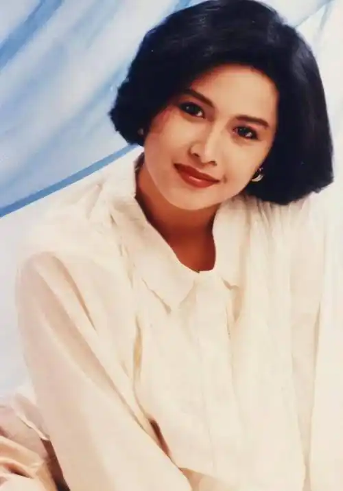 58岁邵美琪低调出席生日会,白衣黑裙尽显优雅,比50岁寿星还年轻_生活