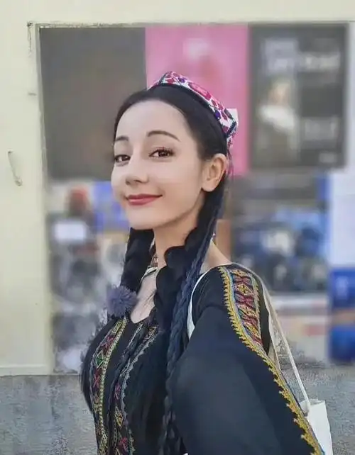 迪丽热巴实在是太优秀了!新疆舞获外交部矩阵外网推荐
