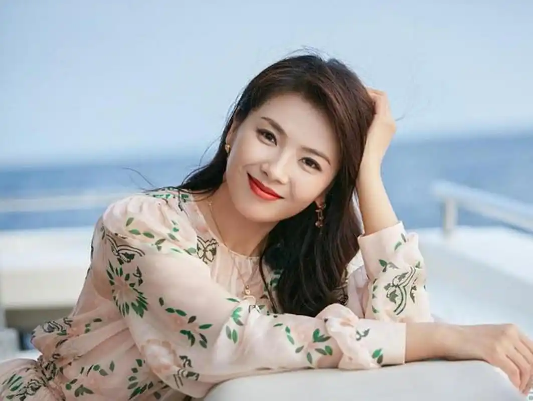 温馨甜蜜,笑不露齿,太美啦!