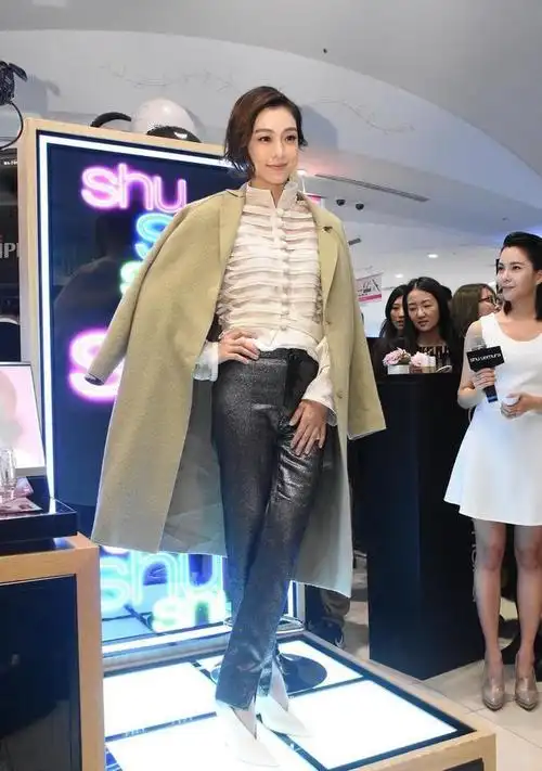 范玮琪身材虽然瘦却爱穿宽松大衣171cm身材真挺有优势的