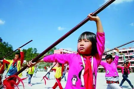 黔江区中塘乡中心小学校,学生在表演向氏枪术.
