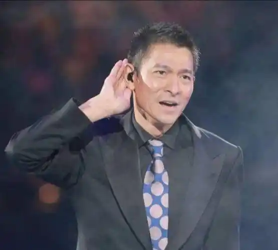 疯狂粉丝在刘德华演唱会上跨栏跳上台不慎摔倒,华仔举动十分暖心_香港